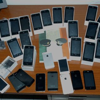 Vende telefoni Apple taroccati e giocattoli pericolosi: denunciato commerciante di corso Sebastopoli Vende telefoni Apple taroccati e giocattoli pericolosi: denunciato commerciante di corso Sebastopoli