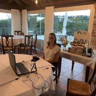 Arianna Viberti, titolare del ristorante Mongalletto di Castellinaldo, durante l'incontro organizzato da Bottega dell'Alpe