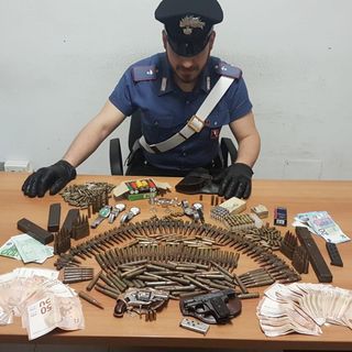 Teneva in casa un arsenale di armi e munizioni illegali: arrestato un 83enne di Gassino