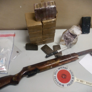 Nasconde 10 kg di hashish in auto e una carabina a gas in cantina: ma viene &quot;tradito&quot; dall'ansia