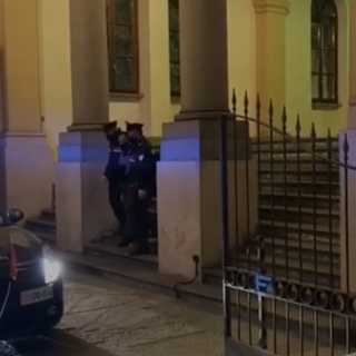 Uomo arrestato da due carabinieri su una scalinata