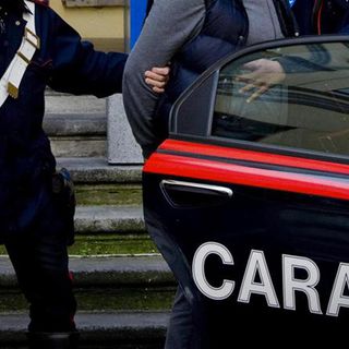 Picchia e rapina un'anziana: 35enne preso grazie a un testimone che fotografa la targa