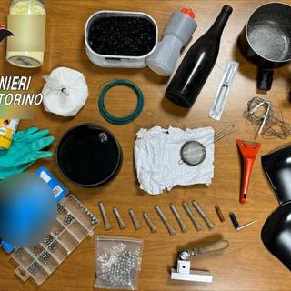 materiale sequestrato e disposto su un tavolo