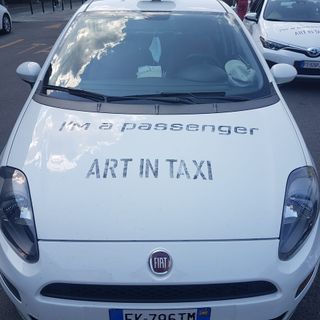 &quot;I'm a passenger&quot;: i taxisti rendono omaggio ai grandi della cultura passati da Torino