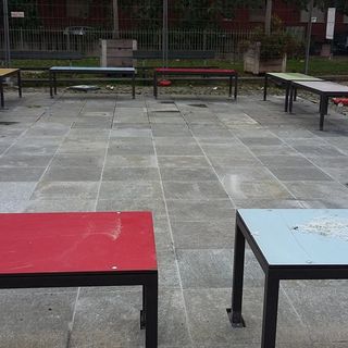 Luci d'artista, le panchine illuminate in piazza Risorgimento fanno discutere