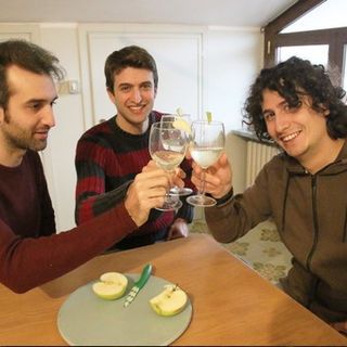Tre giovani - Livio, Nicolò ed Elia - producono lo spumante di mele “Arvirà” col metodo classico