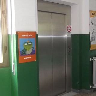 Da un anno con l'ascensore fermo, accesso vietato ad alunni disabili: la triste storia dell'Istituto Steiner di Torino