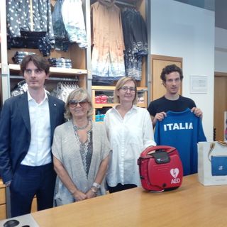 Via Roma a Torino diventa cardioprotetta: defibrillatore nel negozio K-Way