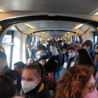 assembramenti sulla linea 4