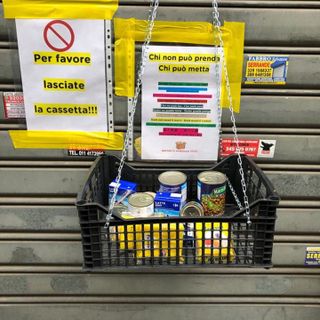 Cassetta solidale sulla serrande dell'associazione Radicale Aglietta di Torino
