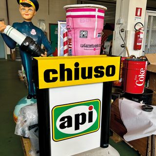 Dall'e-bike senza raggi, alla campana anni 30: un catalogo di duecento pezzi per l'asta di beneficenza “Curiosità-Oddities”