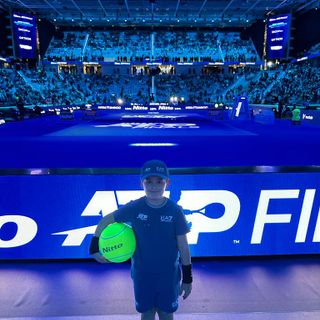 ragazzi a bordo campo per partite di tennis