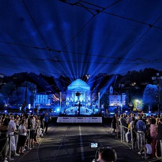 Migliaia in piazza Vittorio a Torino per lo show dei droni: inizia la festa di San Giovanni (FOTO)