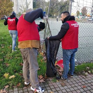 Ripulito il campo da calcetto dentro il Parco Colonnetti di via Artom