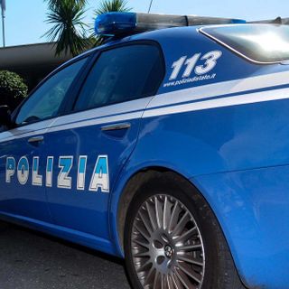 Cercano di introdursi dentro una roulotte, ma la polizia li scopre e li blocca