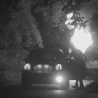Danno alle fiamme un'auto: le telecamere anti-abbandoni riprendono tutta la scena [VIDEO]
