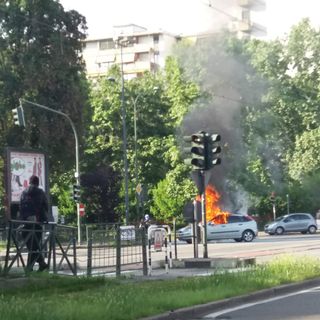 Avaria al motore, una Ford Focus prende fuoco in corso Unione Sovietica: paura ma nessun ferito