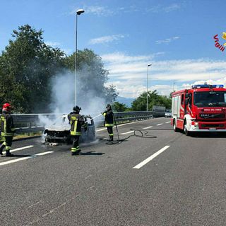 Auto prende fuoco sulla superstrada Torino-Caselle: strada temporaneamente chiusa