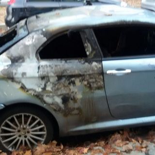 Abbandonata da mesi un'Alfa in strada Mongreno a Torino (FOTO)
