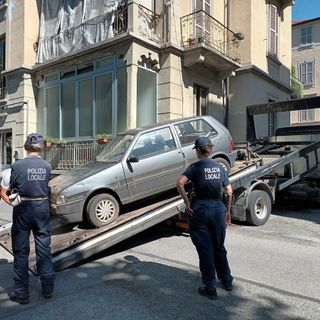 auto abbandonate in corso Lecce