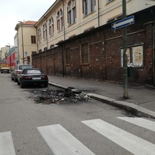 Da un mese è lì e nessuno fa nulla: a Borgo Lingotto il &quot;mistero&quot; della vettura carbonizzata
