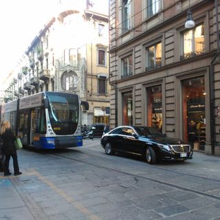 Parcheggia l'auto sui binari e blocca il tram, in tilt il traffico nel centro di Torino