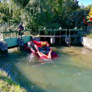 L'auto caduta nel canale a Robassomero