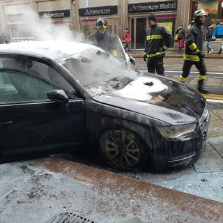 Auto in fiamme in via Pietro Micca: tanta paura, ma nessun ferito (FOTO)