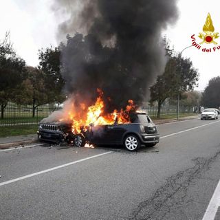 auto in fiamme