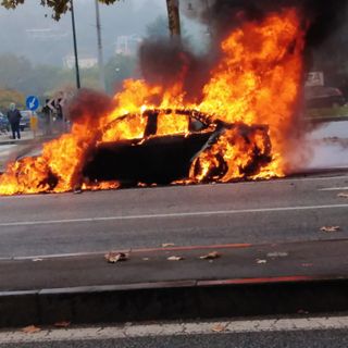 auto in fiamme