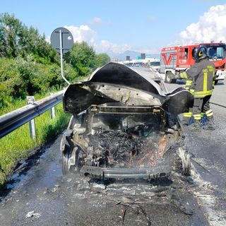 Auto prende fuoco tra Borgaro e Caselle: traffico in tilt sulla tangenziale