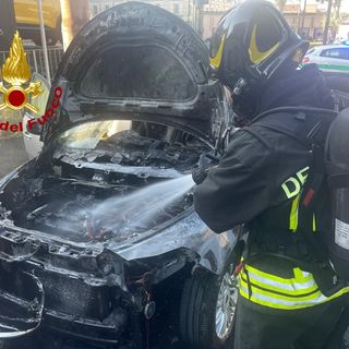 Si accorge del malfunzionamento, accosta e mette in salvo gli occupanti: auto va a fuoco in Corso Valdocco