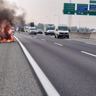 auto in fiamme sulla tangenziale