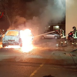 auto in fiamme