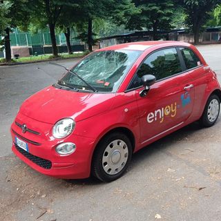 Nella piscina occupata dai tossici spunta un'automobile in sharing