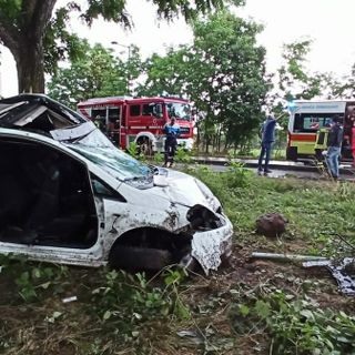 Rivalta, vettura va a schiantarsi contro un albero: i pompieri soccorrono il guidatore