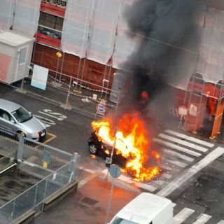 Barriera di Milano: incendiati bidoni e un'auto