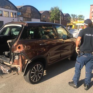 Rubata, smontata e abbandonata a Nichelino una Fiat 500