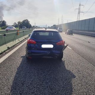 Tamponamento a catena in tangenziale: feriti due adulti e due bambini. Forti rallentamenti Tamponamento a catena in tangenziale: feriti due adulti e due bambini. Forti rallentamenti