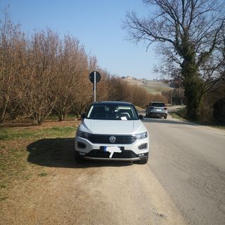 Auto con multa a bordo strada