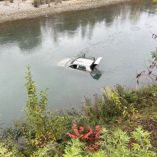 Un'auto emerge dalle acque del fiume Stura: l'ipotesi è che sia stata trascinata dalla corrente. Dieci giorni per il recupero