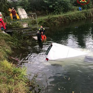 Volpiano, si distrae per un attimo e finisce con l'auto dentro un laghetto