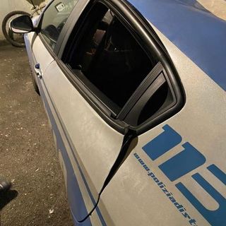 La furia del pusher si scatena contro i poliziotti: fermato grazie all'intervento dei passanti