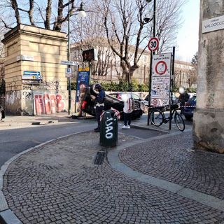 Auto ribaltata nel centro di Torino: via Carlo Ignazio Giulio chiusa