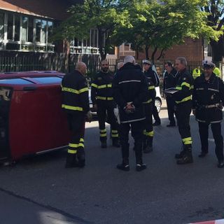 Via Medici, frena all'improvviso e sterza per evitare un furgone: auto si ribalta in strada