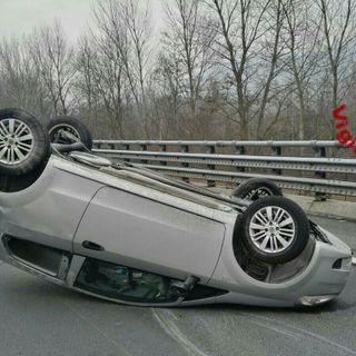Auto si ribalta sulla A 32, intervento dei vigili del fuoco