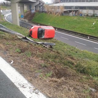 Tangenziale, auto esce di strada e si ribalta vicino allo svincolo del Drosso: tanta paura ma nessun ferito