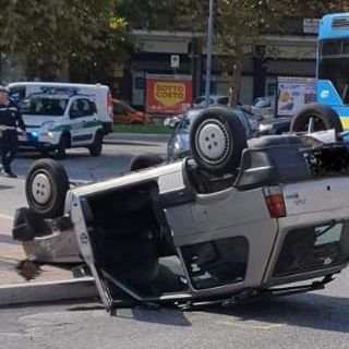 Moncalieri, paura per una Panda che si ribalta alla rotatoria Boffa: solo ferite lievi per il conducente