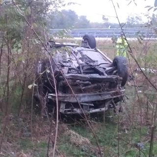 Torino-Aosta, auto si ribalta e finisce in un campo fuori dalla carreggiata