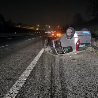 Venaria, auto si ribalta sulla tangenziale: traffico rallentato, nessuna conseguenza per il guidatore (VIDEO)